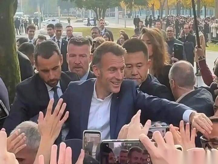 那个跟着马克龙来的法国记者，估计人都有点恍惚了。坐高铁，稳得跟在办公室似的，咖