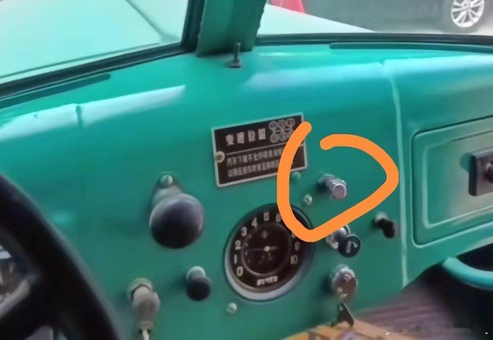 解放CA10作为我国第一代国产卡车，驾驶室内不少开关都是机械式的。照片中那个圈内