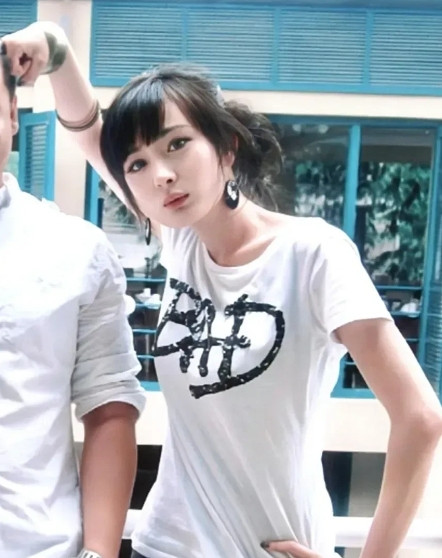 杨幂旁边这个小伙子是谁，居然都不反抗啊。[哭笑不得][哭笑不得][哭笑不得]