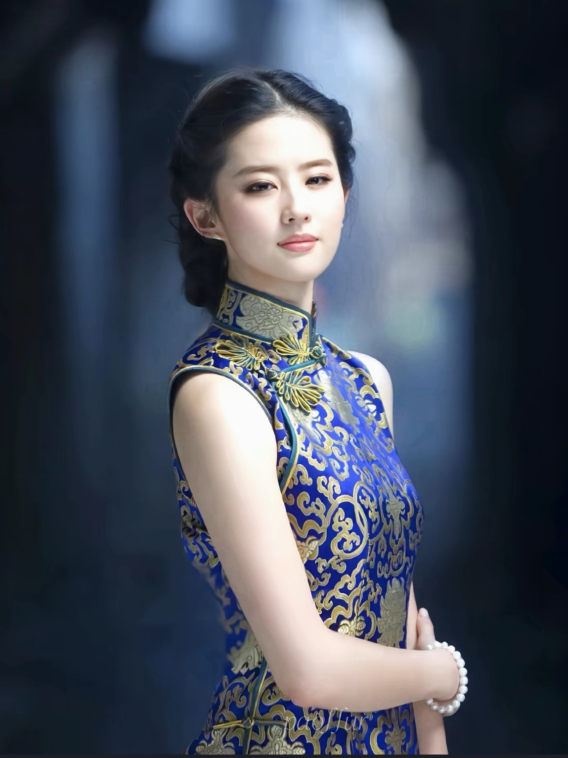 其实上面都修得不太像刘亦菲了…太幼态了原图就很美了很大气，当年第一次见到这个宣传