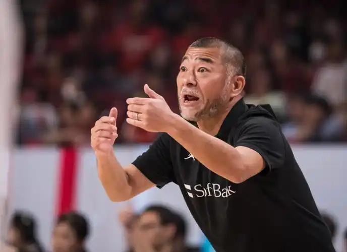 领先14分惨遭逆转，裁判帮忙也没用，桶谷大首秀演砸了 就在大家都以为日本男篮