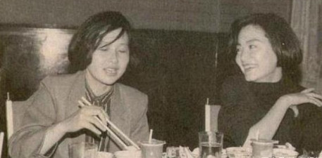 1983年的一天，河南农村的一位人民教师林莉收到一封来自父亲的信，信中父亲说，当