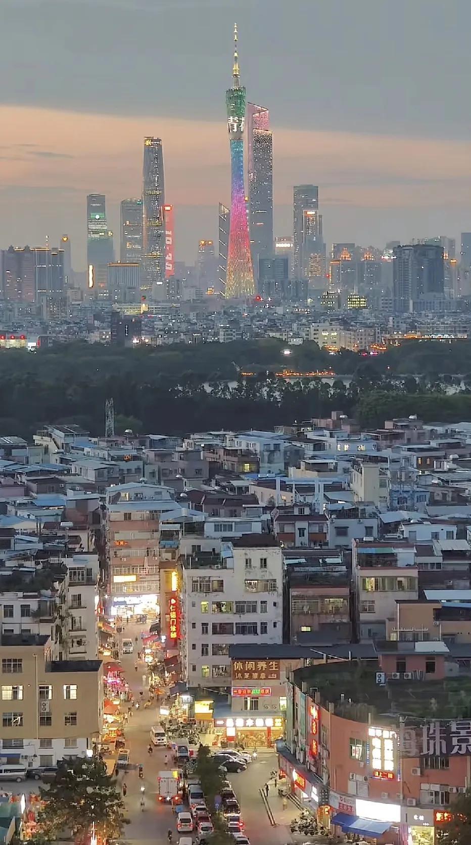 一半现代化，一半贫民窟，才组成了今天的广州市。在广州这里，牛马之人都是白天到