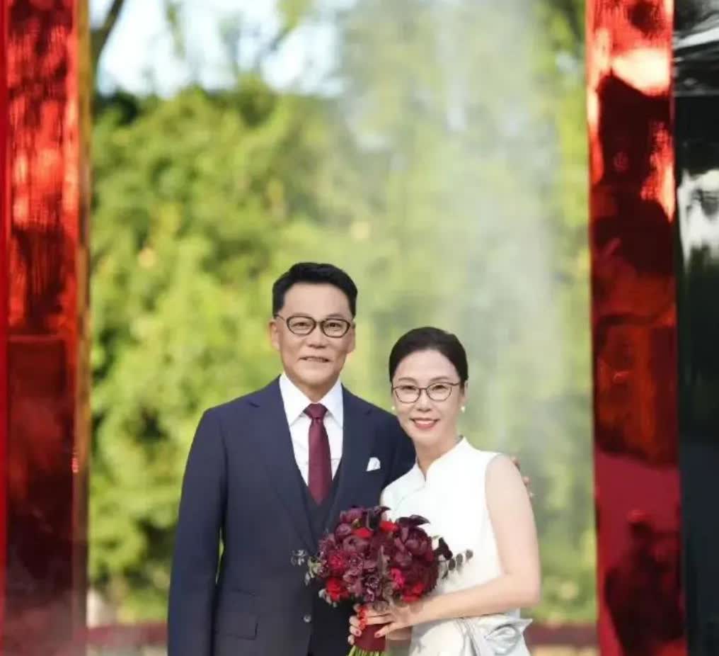 大家都被骗了！李国庆真是太鸡贼了！别人二婚娶小娇妻，他二婚娶老初恋，一分