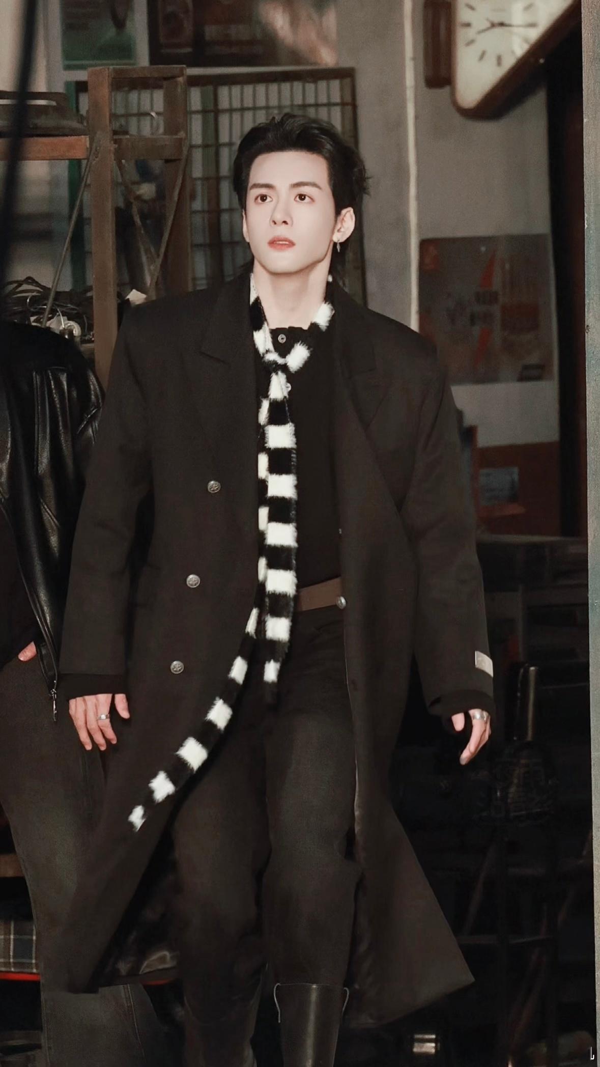 曾舜晞逛街逛出了地摊感没有滤镜，没有修饰，曾舜晞逛街就是最真实的样子。挑选、试