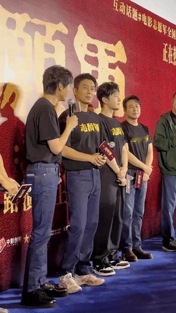 魏大勋的身材比例居然比朱亚文还好？！这一排看下来，魏大勋的身材最优越，腰线明显比