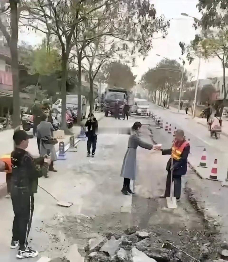 第一图片暖心，第二图片恶心……