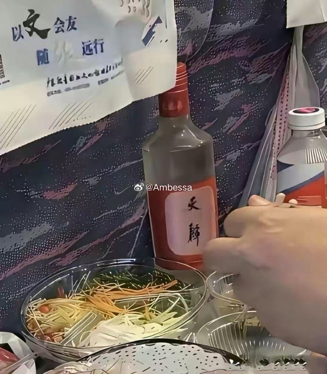高铁上的一幕，有钱人的世界我不懂......真是贫穷限制了我的想象力！​​​