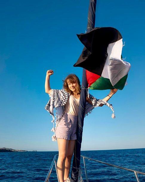 环保少女变漂亮了，不再是过去病怏怏、满脸戾气的蛮横样了，此刻她脸上洋溢的笑容似乎