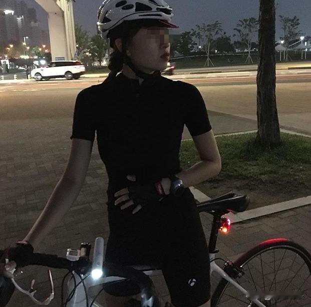 广东惠州，刚满18岁才1天的小姑娘，大半夜一个人骑自行车回家，结果被一个35岁的