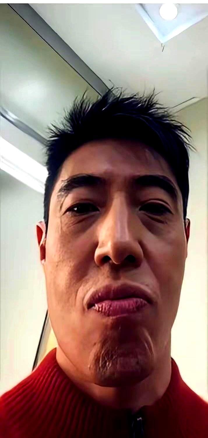 撒贝宁这张照片，你没见过吧？两颊凹陷，眼窝深得能养鱼，他不是生病，而是被春晚一个