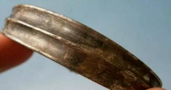 1300年前，唐朝一名贵妇将一个小纸条塞入银手镯的夹层中，这张纸条也被她带入了坟