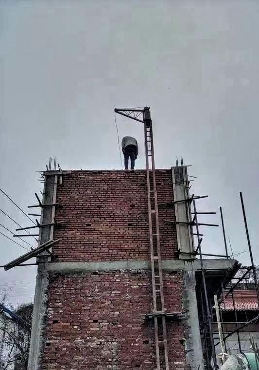 话说科学的尽头是玄学。有个亲戚家盖新房，上大梁那天，按老规矩得放鞭炮、说吉祥话。