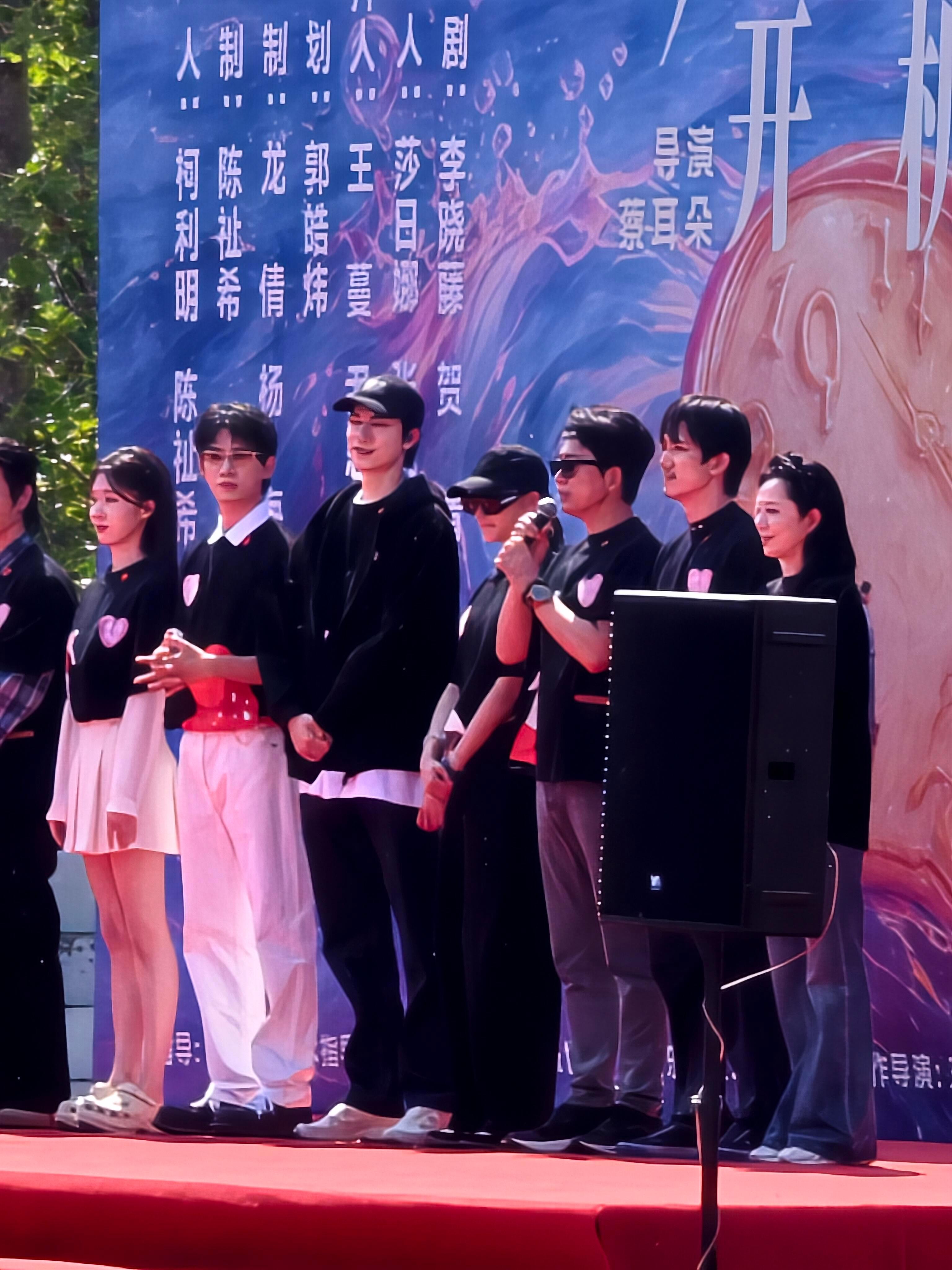 我与爱同谋开机我还在想关晓彤去哪里了？我家大高个晓彤呢?结果发现是林一旁边那个小