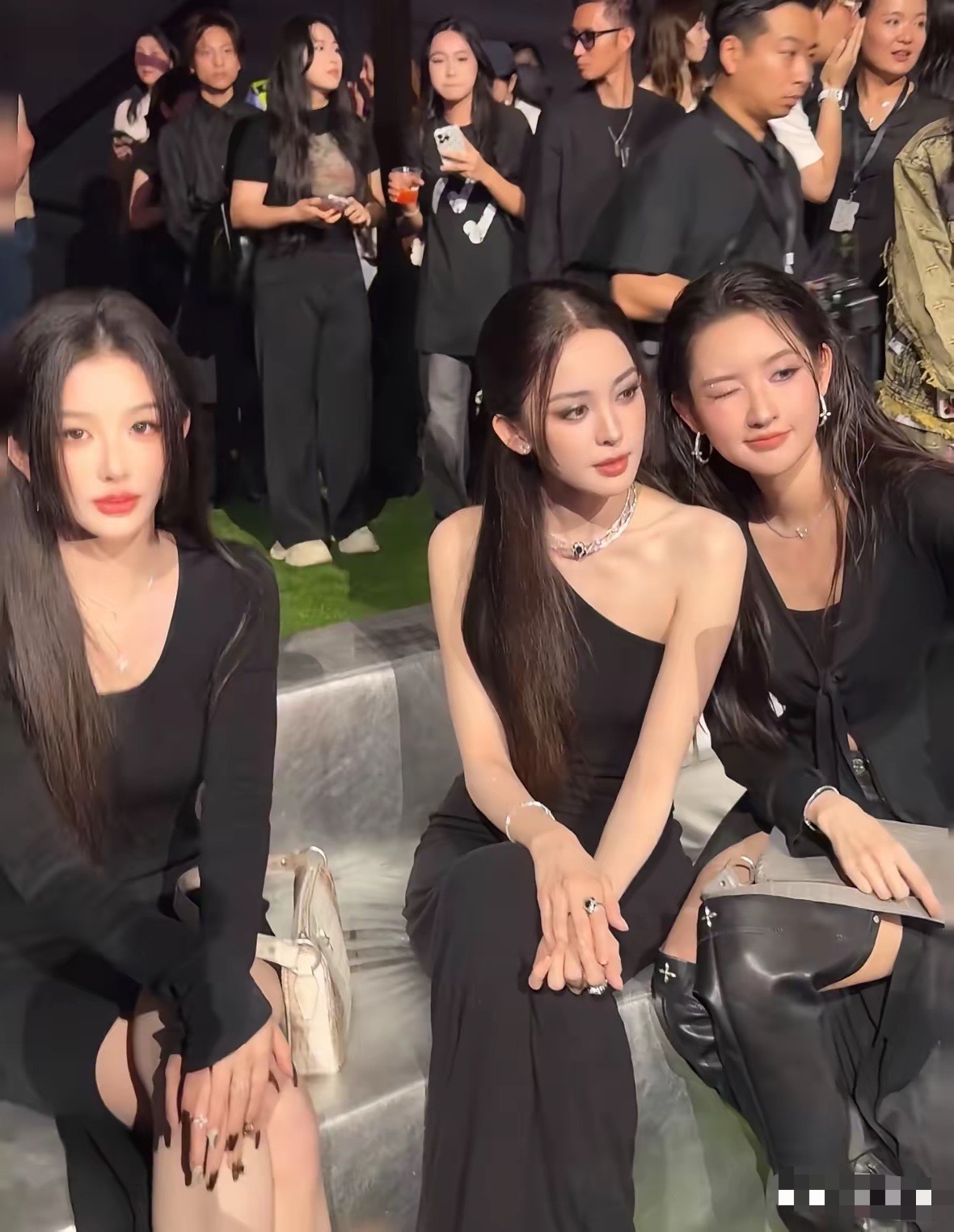 难道这就是美女与大美女的区别！天呐！三位都好美，但中间的娜扎格外出众，好牛的一张