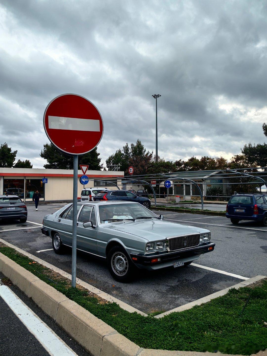 经典老车从摩纳哥回程北京的路上，在意大利高速边上的停车区发现了一辆第三代的玛莎