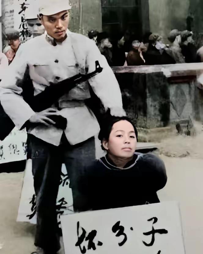 这张照片拍摄于1962年，地主婆吕秀英被处决前摄影师按下了快门，从她面前的牌子可
