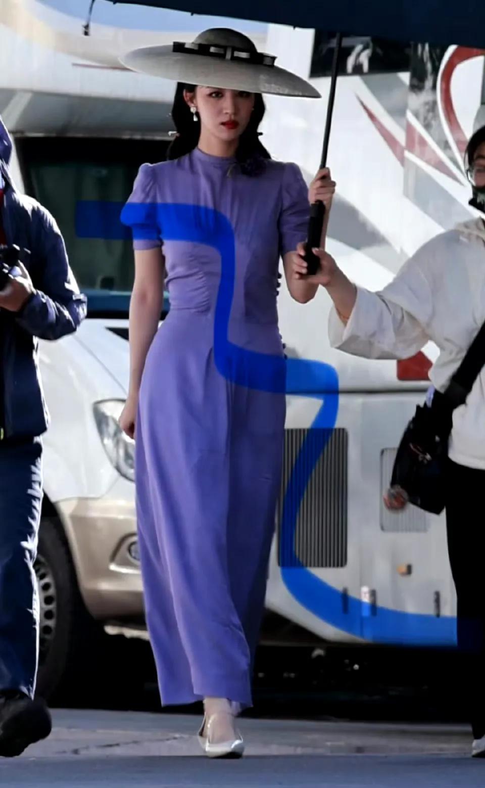 王楚然这个衣服质感真的太廉价了，哪里像民国风了，像淘宝风[笑着哭]如果不是王楚然这