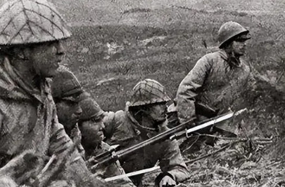 1937年12月，陈德贵趴在死尸堆中，由于脚太冷，动了一下，谁知，恰好被一个日本