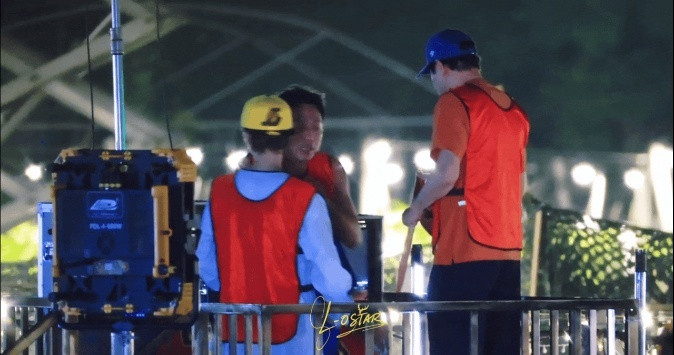 鹿晗邓超被吓到的动作都一样哈哈哈哈哈邓超被喇叭吓到后，下意识的反应把鹿晗也吓了