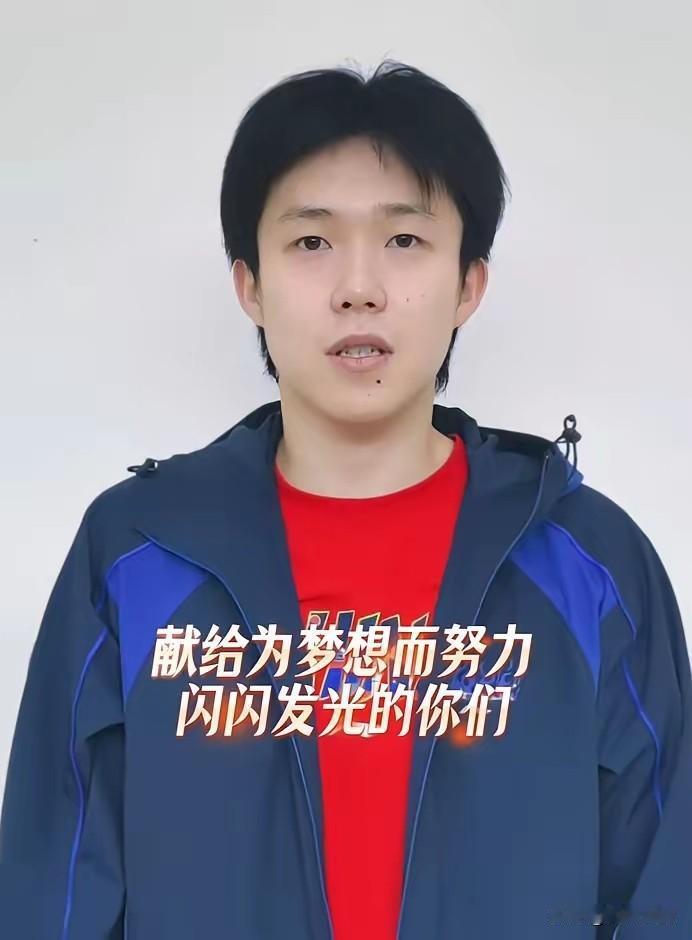 王楚钦还是很念旧的，他的恩师刘国正出了自传《赛点》，他立马给导师宣传:如果你热