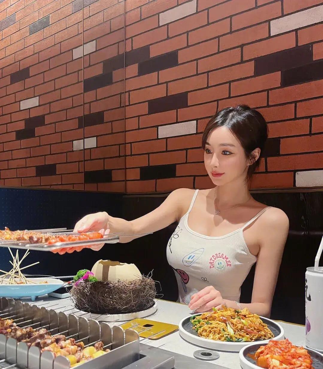 没有什么是一顿烧烤解决不了的，如果有，那就两顿。美少女美景分享必吃烤串能吃