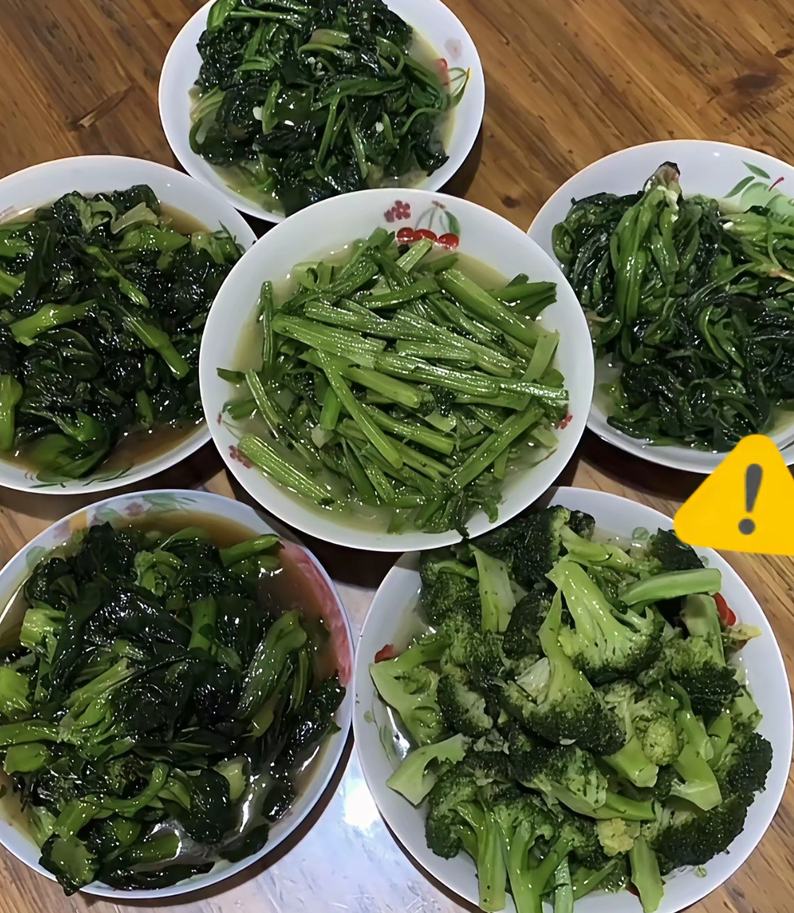 今天中午家里来2个客人，连我们一家一共8个人吃饭。我炒了6盘清清爽爽的青菜，想着