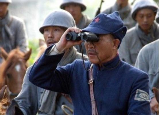 “团长，对方足足有五六百人，而我们却只有一两百人，这仗怎么打啊？”1942年，在