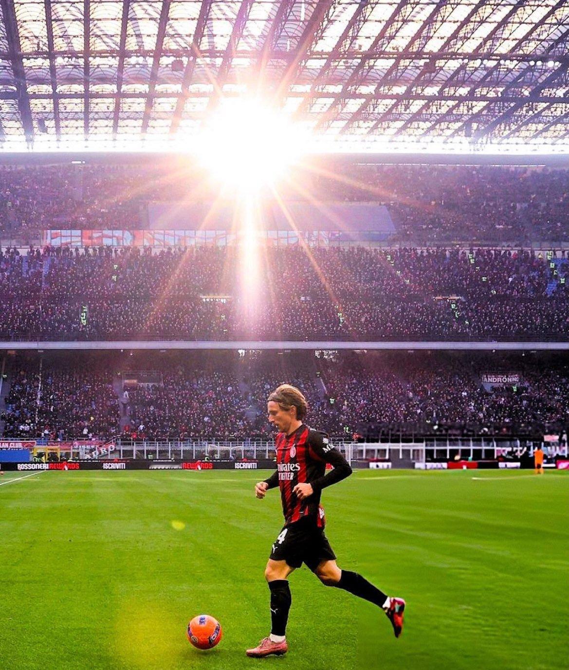 40岁的莫德里奇是米兰本赛季出场时间最多的球员，囧叔的352阵型里的拖后中场为他