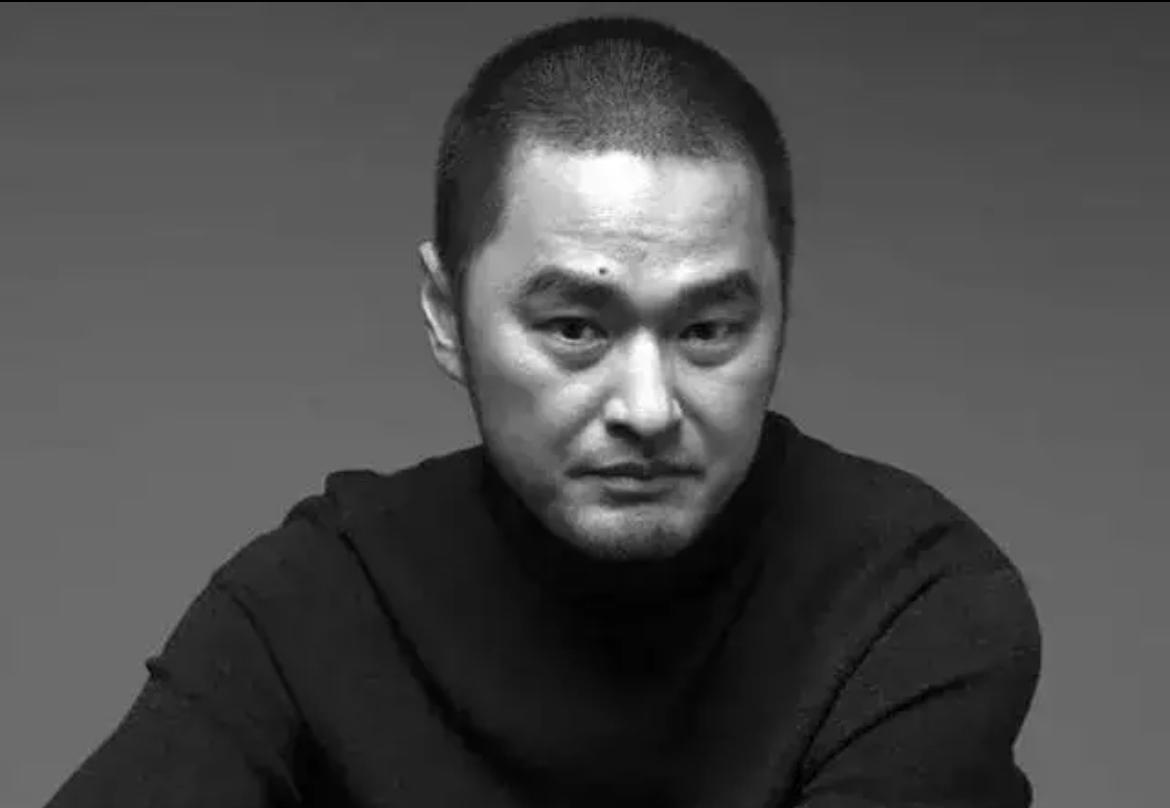 冯唐说：“跟小层次的人打交道，不要太随和，你行为上越尊重他们，他们就越容易欺负你