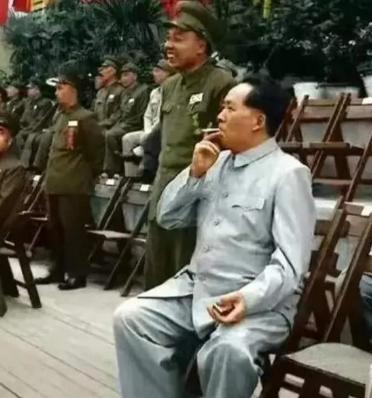 1952年，毛主席观看全国第一届军运会。他端坐在木椅上，也不靠背，挺起腰杆，坐姿