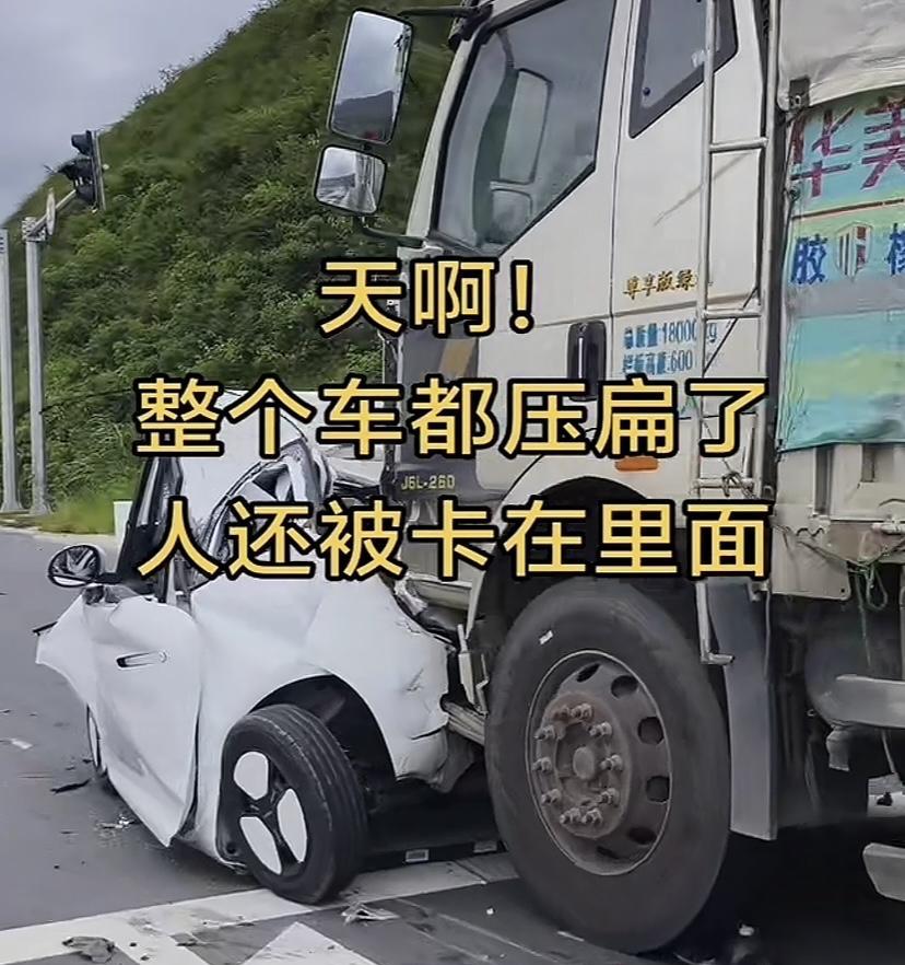 5月29日浙江温州228国道，一女司机驾驶的一辆新能源老头乐，被大货车直接撞扁了