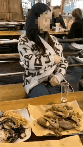 把衣服掀开的一瞬间，我惊呆了，喝酒还带着手榴弹。[捂脸哭][捂脸哭][捂脸哭][捂脸