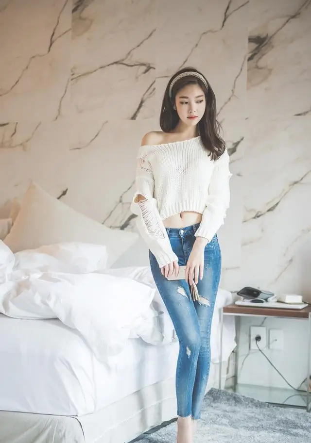 笑话：半夜时分，女子被一束光亮照醒，怀疑有小偷进来。她叫醒丈夫，丈夫拿起砍刀，2