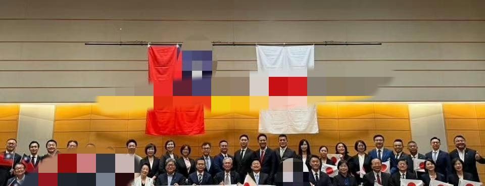 蔡正元今天说，国民党27个立委9月3日窜访日本没有举膏药旗。那么请问这照片上他们