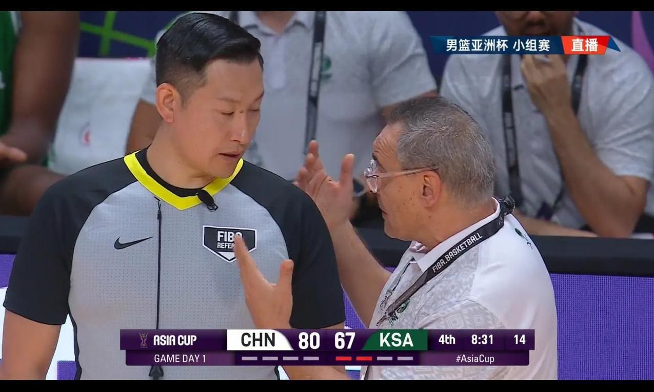 沙特主教练屡屡挑衅裁判，对方四号违体被罚下，胡明轩技犯罚球拒绝得分广东队本来就