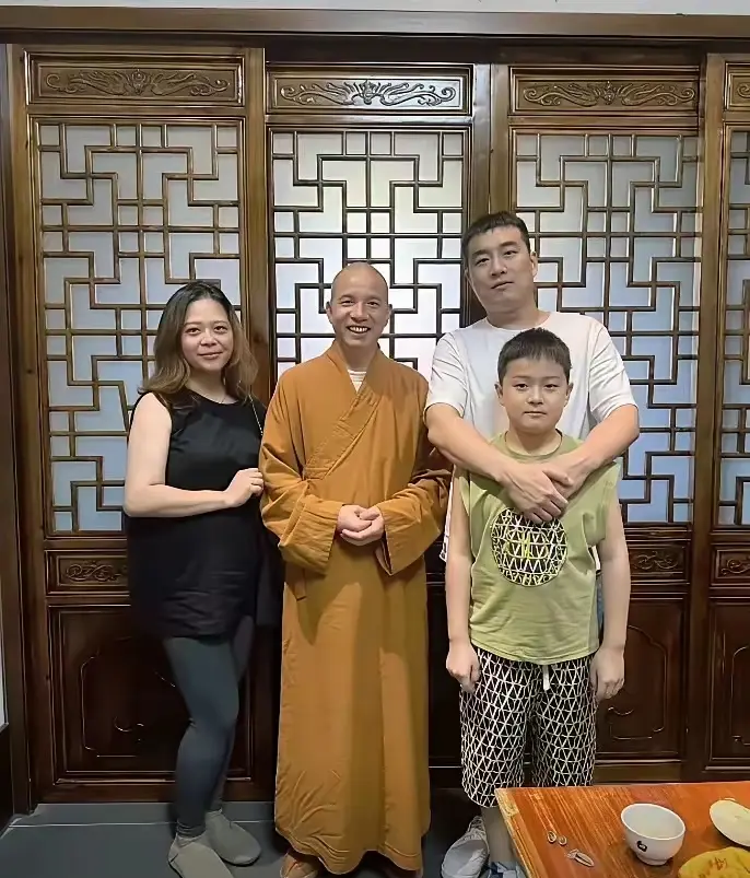 新方丈与香客一家人的合影。
