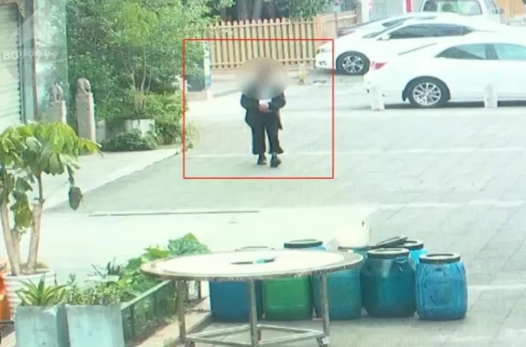 云南昆明，男子等车去看牙时，见内衣店模特身上的内衣特别好看，便想弄回去给自己老婆