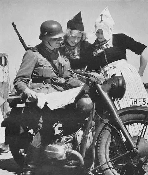 1940年，一名德国士兵在荷兰向两位女士问路