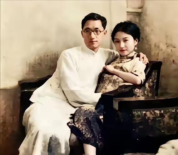 这是徐志摩和妻子陆小曼的真实合影，都看看吧，两人相差6岁，看起来格外的登对。