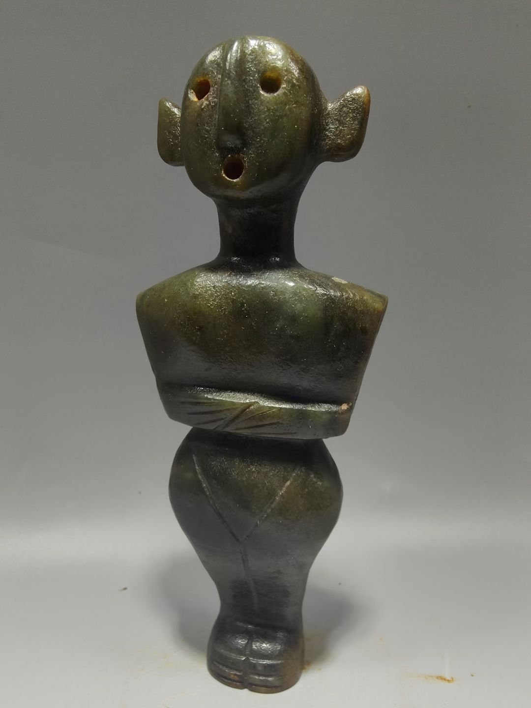 高古玉红山古玉中的人物雕件特多，此件有些像“木乃伊”的较少，猛一看，有些慎得慌