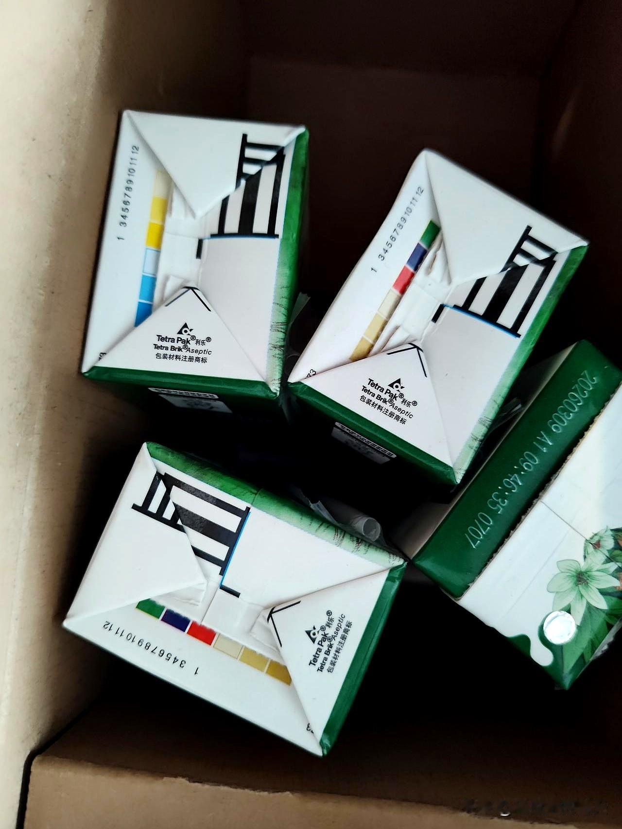 昨儿抬进屋的一箱牛奶，今天只剩四桶。锅里稀饭还咕嘟着，安排好的早晚各一桶给孙女