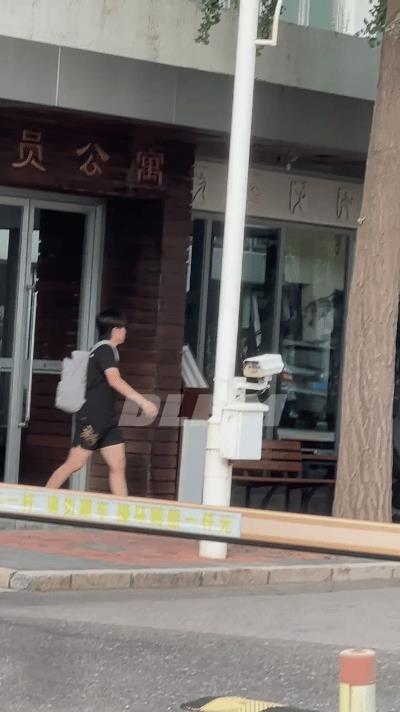 9.22王楚钦体总大巴车上训~难得一见！今天下午头哥体总宿舍出来，穿着短袖短裤