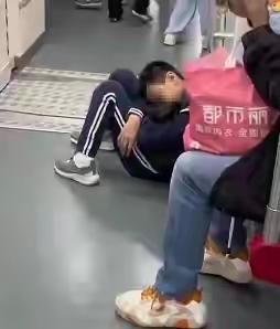 广州小学生地铁酣睡23站，校方暖心回应引全网点赞，事件背后真相让人心酸！12月