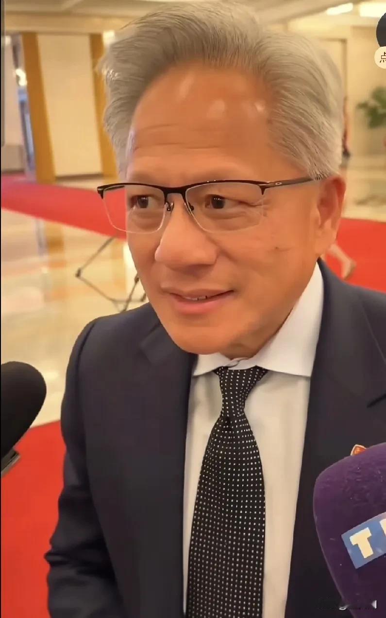 有记者在人民大会堂晚宴问黄仁勋，你会把英伟达的芯片卖给华为吗？这个问题问的黄仁勋