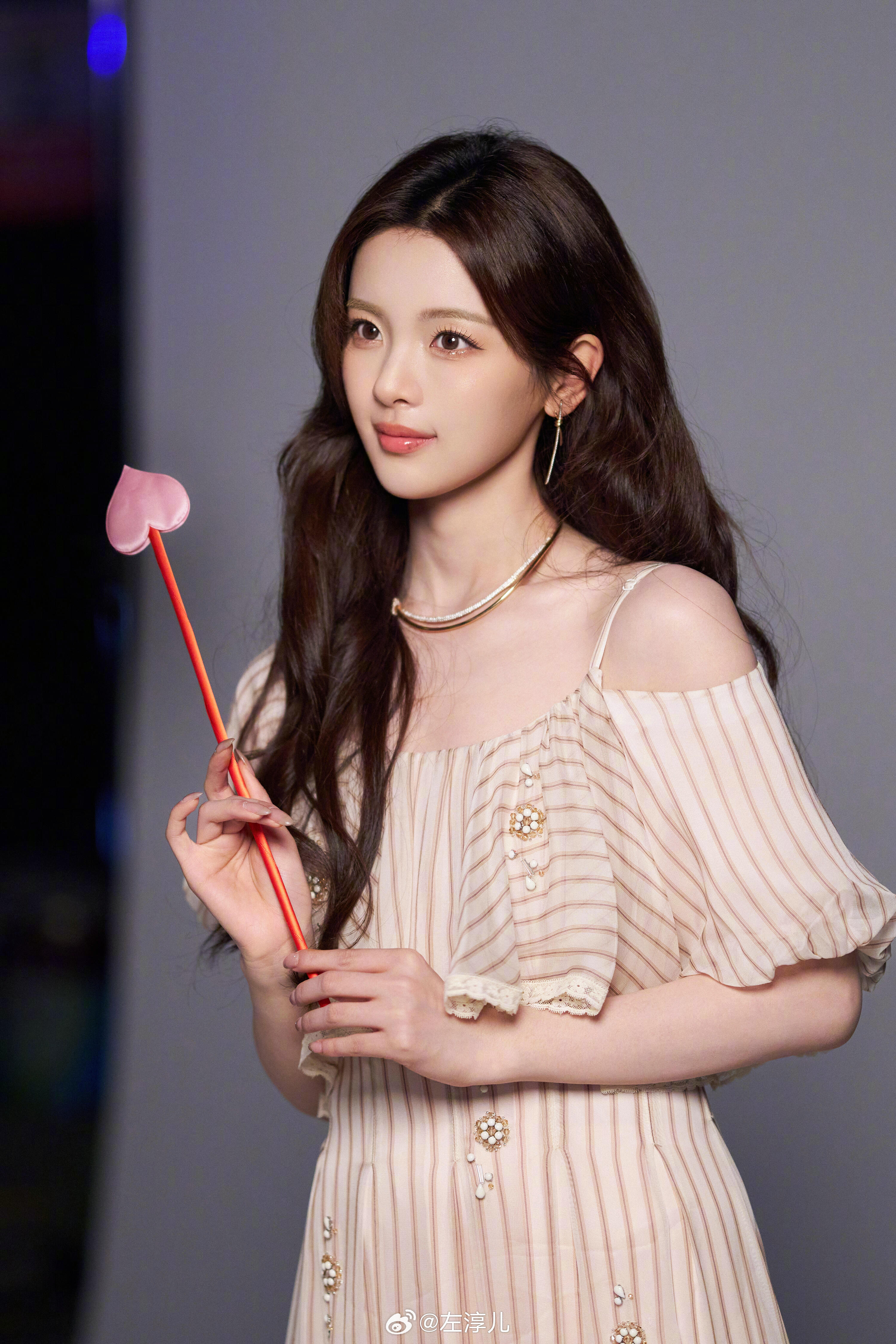 杨超越身着连衣裙甜美矜贵杨超越身穿杏色一字肩钉珠连衣裙亮相节目。柔和的杏色如奶