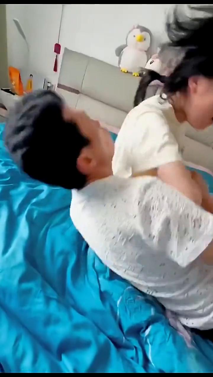 让爸爸回家，不要爸爸了。不要爸爸了，爸爸走。把自己咬的。