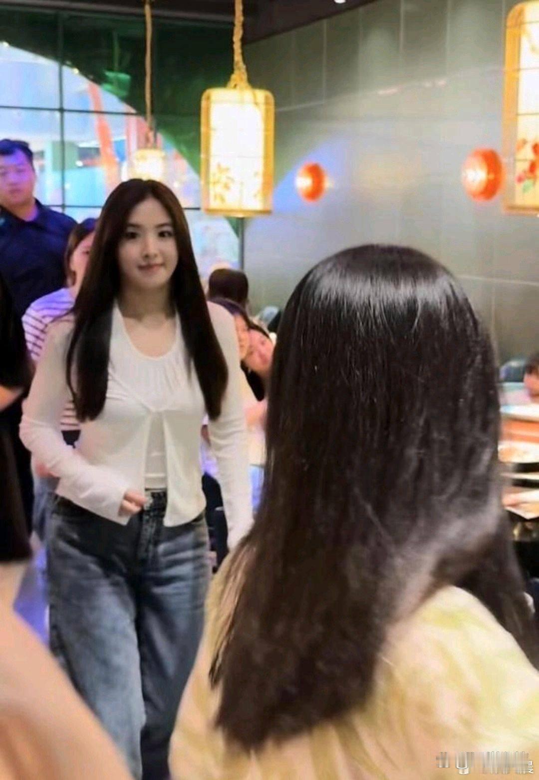 张含韵在广州某餐厅被偶遇！她肉嘟嘟的模样超可爱，甜美的长相依旧像18岁少女，满满