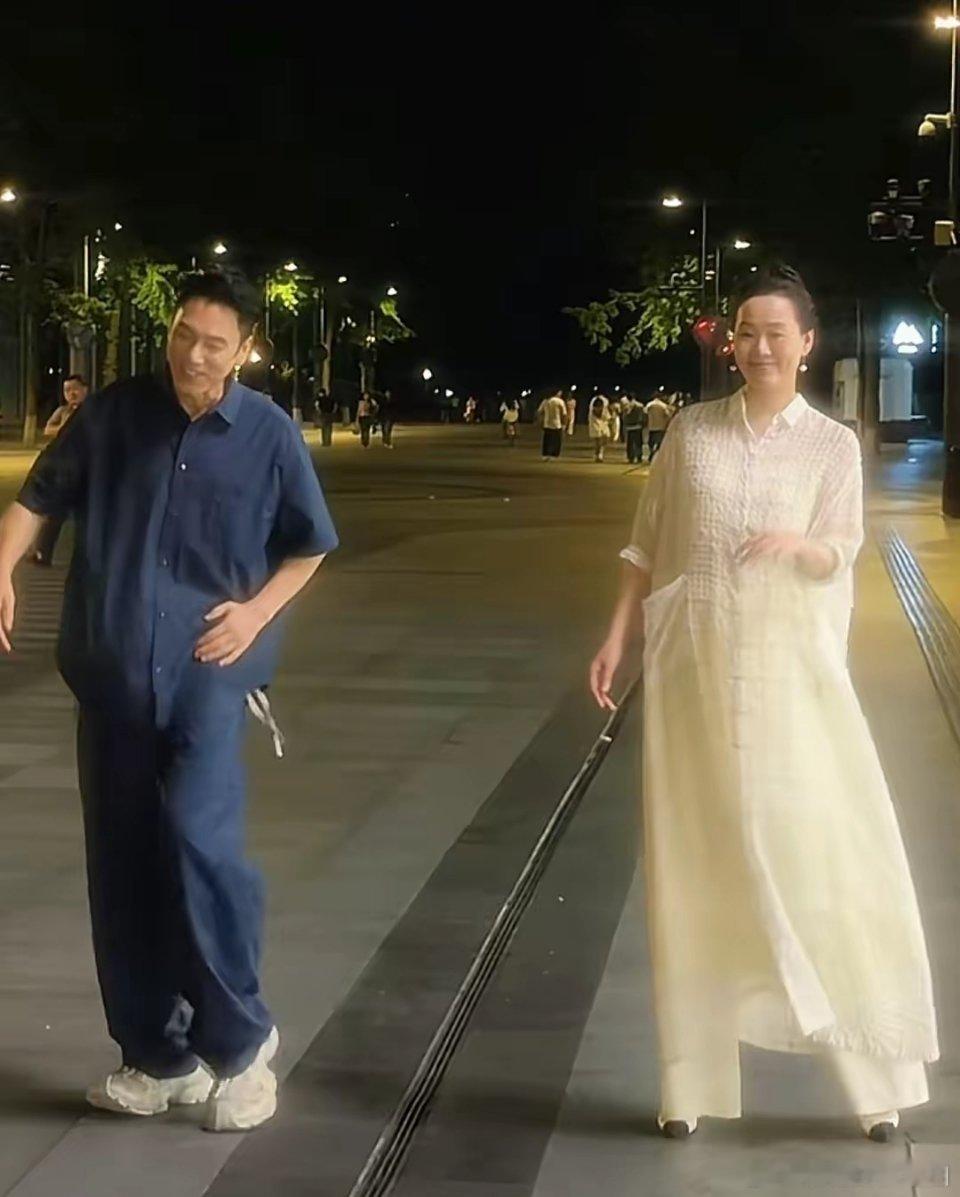 林依轮和妻子街头跳舞，结婚31年恩爱如初~6月1日，歌手林依轮在个人社交账号上发