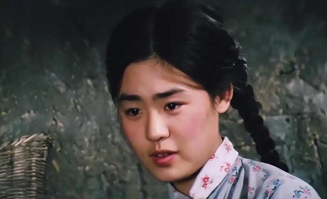 1981年，只有19岁的女演员丛珊指着朱时茂，对导演谢晋哭着说：“不是我不愿意抱